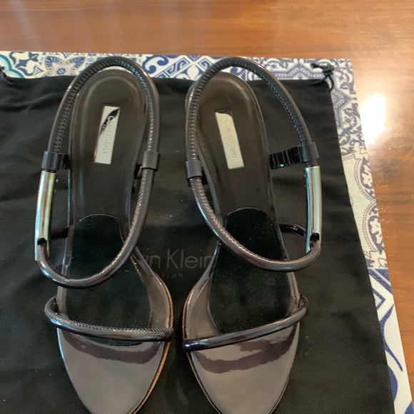 Calvin Klein Collection black patent leather 2.75 heel sandal. Size 37 (7) - Picture 2 of 9